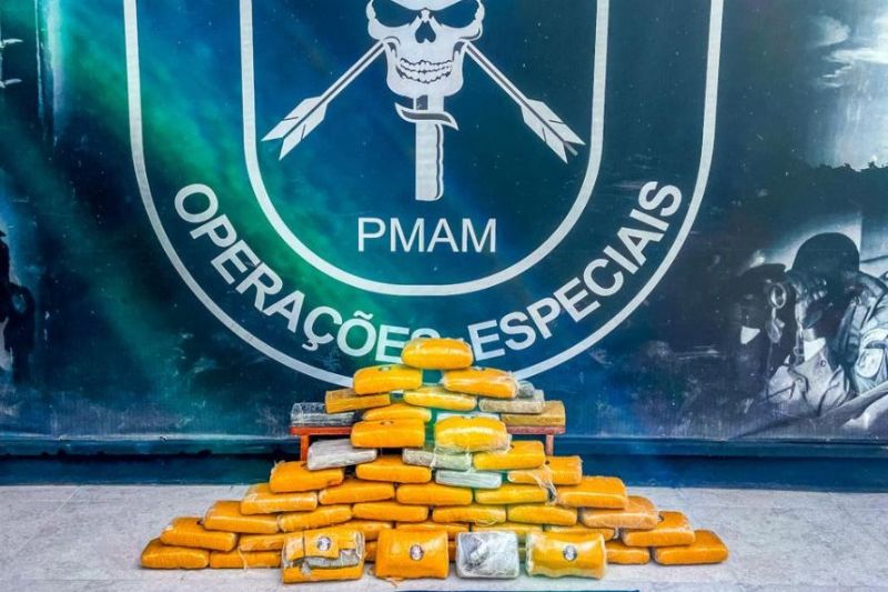 Dupla foi presa transportando 52 quilos de maconha skunk em veículo. (Foto: Divulgação/FICCO/AM)