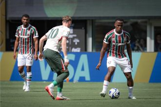 John Arias em lance de jogo: Chelsea anulou meia e venceu o Fluminense (Foto: Marcelo Gonçalves/Fluminense F.C)