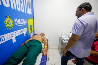 Governador Wilson Lima observa paciente em atendimento pelo telessaúde (Foto: Secom/Divulgação)