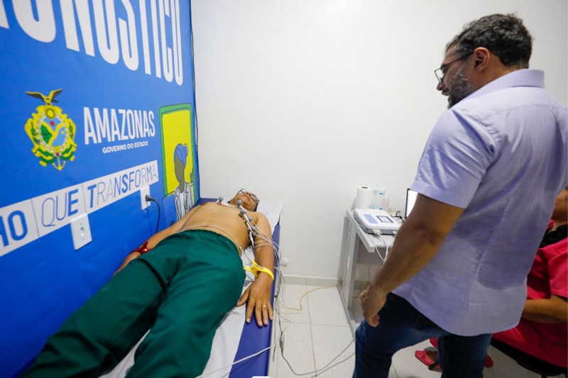 Governador Wilson Lima observa paciente em atendimento pelo telessaúde (Foto: Secom/Divulgação)