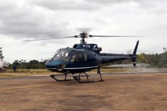 Helicóptero idêntico ao que caiu: aeronave estava em local de difícil acesso (Foto: Voare/Divulgação)