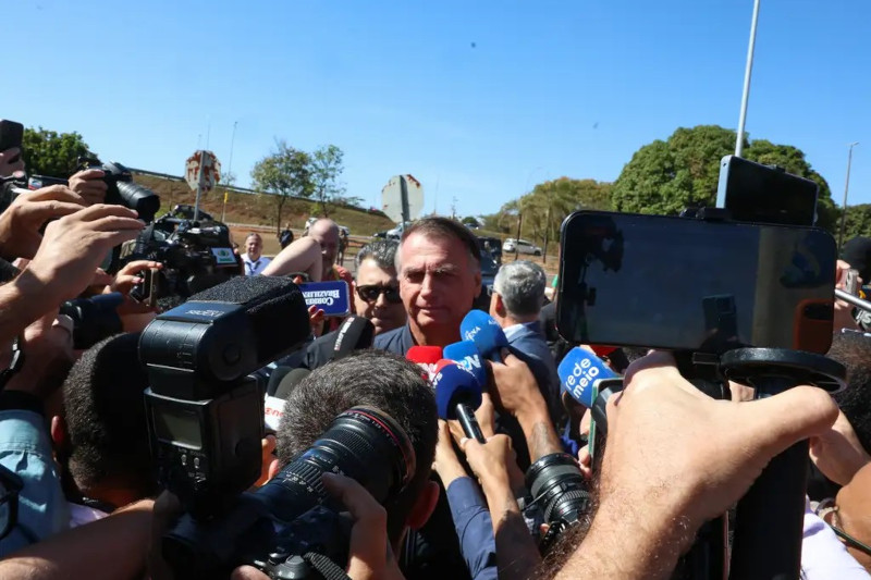 Jair Bolsonaro em entrevista após ter tornozeleira instalada no tornozelo: PT busca desgastá-lo nas redes Foto: Antônio Cruz/ABr)