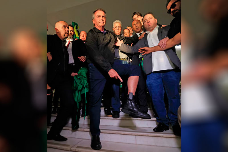 Jair Bolsonaro com tornozeleira eletrônica