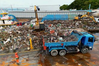 Lixo retirado de igarapés: custo alto para o contribuinte (Foto: Dhyeizo Lemos/Semcom)