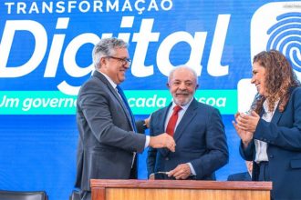 Presidente Lula com os ministros Alexandre Padilha e Esther Dweck lançam rede de dados do SUS (Foto: João Risi/Ministério da Saúde)