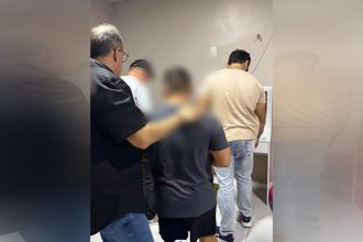 Suspeitos no momento da chegada na delegacia: delegado diz que eles confessaram fraudes (Foto: PC-AM/Divulgação)