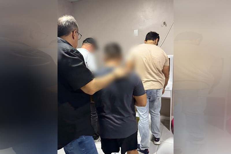 Suspeitos no momento da chegada na delegacia: delegado diz que eles confessaram fraudes (Foto: PC-AM/Divulgação)