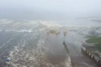 Tsunami atingiu cidade no litoral da Rússia, mas não houve feridos (Imagem: G1/YouTube/Reprodução)