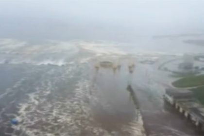 Tsunami atingiu cidade no litoral da Rússia, mas não houve feridos (Imagem: G1/YouTube/Reprodução)
