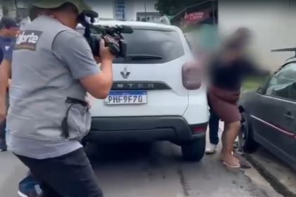 Mulher no momento em que chegava à delegacia: prática ilegal de aborto (Imagem: WhatsApp/Reprodução)
