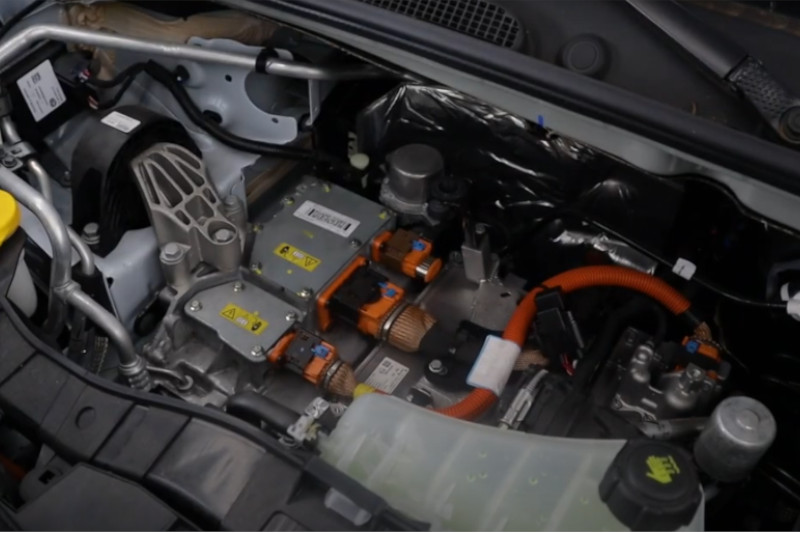 Carro 100$ elétrico não tem componentes dos veículos a combustão (Imagem: YouTube/Reprodução)