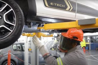 Manutenção de carro elétrico inclui espaço específico nas oficinas e profissional especializado (Imagem: YouTube/Reprodução)