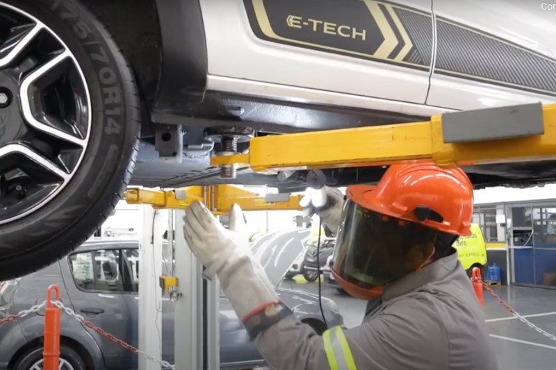 Manutenção de carro elétrico inclui espaço específico nas oficinas e profissional especializado (Imagem: YouTube/Reprodução)