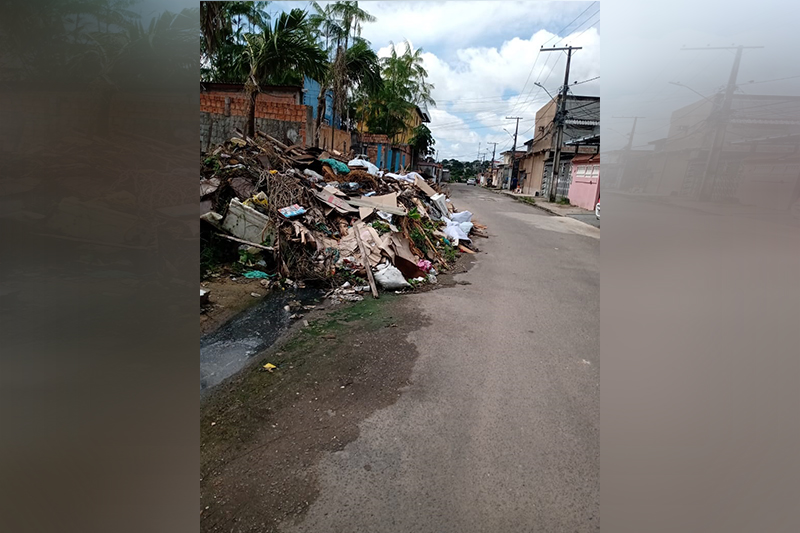 Entulho bloqueou trecho de calçada e parte da rua (Foto: Divulgação)
