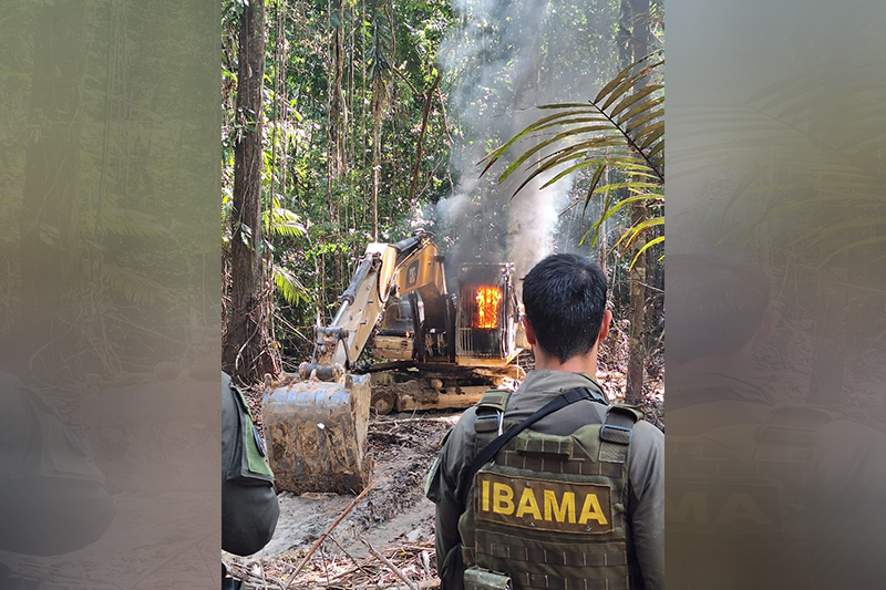 Escavadeira foi incendiada para evitar reutilização por garimpeiros (Foto: Ibama/Divulgação)