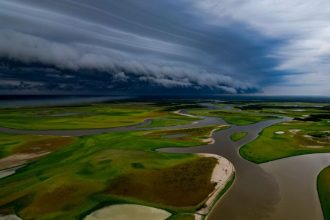 Foto premiada mostra contraste entre nuvens carregadas e a seca no Lago Tefé (Foto: André Zumak/Divulgação)