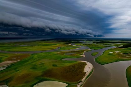 Foto premiada mostra contraste entre nuvens carregadas e a seca no Lago Tefé (Foto: André Zumak/Divulgação)
