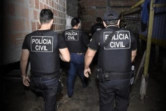 Policiais civis durante trabalho (Foto: Divulgação)