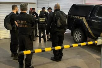 Agentes federais em casa de suspeito na operação contra comércio ilegal de combustível (Foto: PF/Divulgação)
