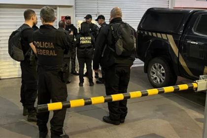 Agentes federais em casa de suspeito na operação contra comércio ilegal de combustível (Foto: PF/Divulgação)