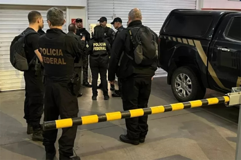 Agentes federais em casa de suspeito na operação contra comércio ilegal de combustível (Foto: PF/Divulgação)