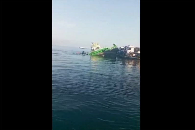 Rebocador no momento em que se desprende da balsa e afunda no Rio Negro (Imagem: WhatsApp/Reprodução)