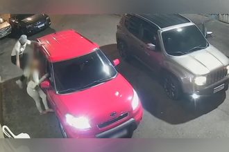Câmera de monitoramento registra momento em que homem pula e atinge mulher com pontapé (Imagem: PC-SP/Divulgação)