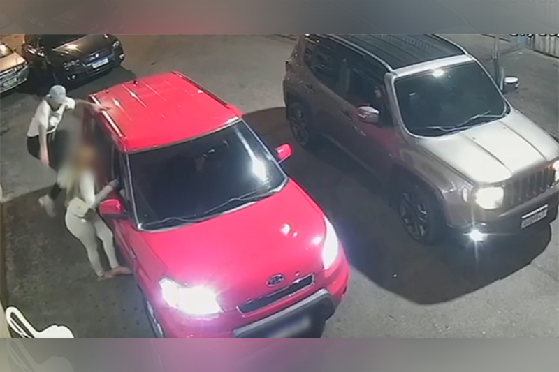 Câmera de monitoramento registra momento em que homem pula e atinge mulher com pontapé (Imagem: PC-SP/Divulgação)