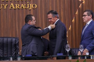 Deputado Roberto Cidade condecora Mauro Campbell com Medalha Ruy Araújo (Foto: Herick Pereira/Divulgação)