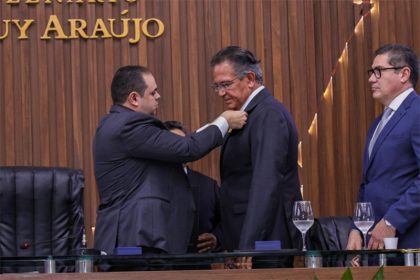 Deputado Roberto Cidade condecora Mauro Campbell com Medalha Ruy Araújo (Foto: Herick Pereira/Divulgação)