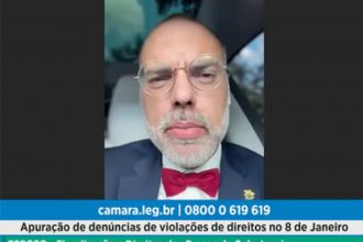 Allan dos Santos em videochamada na reunião da Câmara (Imagem: TV Câmara/YouTube)