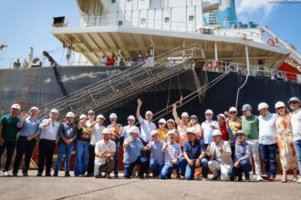 Ministro Waldez Góes e representantes do governo do Amapá recebem o primeiro navio da China no Porto de Santana (Foto: Márcio Pinheiro/MIDR/Divulgação)