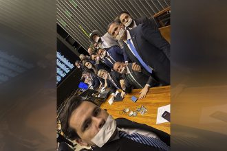 Deputado Alberto Neto (PL-AM) aderiu a protesto na Câmara em defesa de Bolsonaro (Foto: Facebook/Alberto Neto)