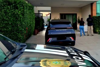 Policiais em casa de suspeito de tráfico de drogas: operação apreendeu bens e bloqueou recursos financeiros (Foto: MPAM/Divulgação)
