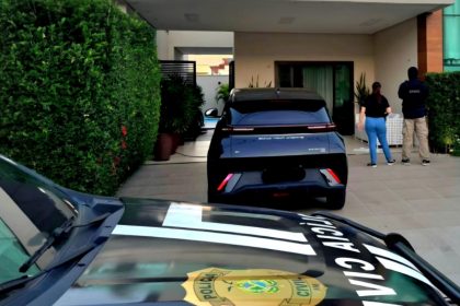 Policiais em casa de suspeito de tráfico de drogas: operação apreendeu bens e bloqueou recursos financeiros (Foto: MPAM/Divulgação)
