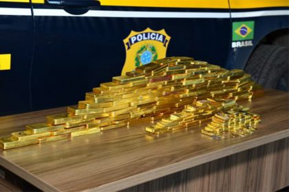 Ouro estava escondido em painel de picape abordada pela PRF (Foto: PRF/Divulgação)