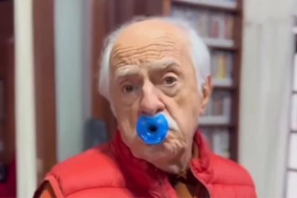Ary Fontoura e a chupeta em vídeo no Instagram: ironia ao uso por jovens adultos (Foto: Instagram/Reprodução)
