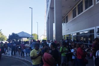 Pacientes em busca de atendimento no Hospital Delphina Assis: falha em sistema dificulta marcar exames (Foto: Divulgação)
