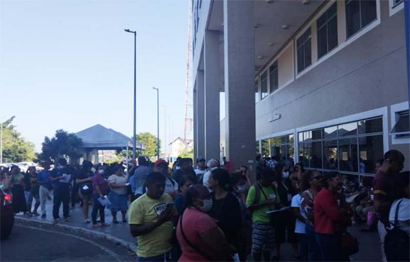 Pacientes em busca de atendimento no Hospital Delphina Assis: falha em sistema dificulta marcar exames (Foto: Divulgação)