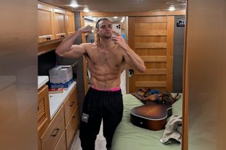 Ator Noah Centineo interpretará lutador no filme Street Fighter (Foto: Divulgação/Netflix e Reprodução/Capcom)