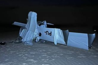 Destroços do avião em área de dunas nos Lençóis Maranhenses (Foto: PMAM/Divulgação)
