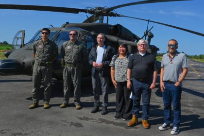Pilotos da FAB, Luís Roberto Barroso, Joenia Wapichana, Herman Benjamin e Jomar Fernandes visitaram comunidades indígenas (Foto: Chico Batata/TJAM)