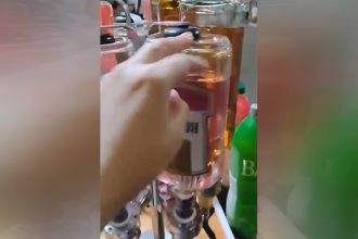 Bebidas alcoólicas são oferecidas ao público nas festas de rua (Imagens: WhatsApp/Reprodução)