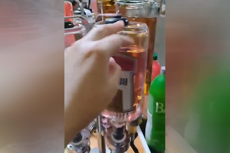 Bebidas alcoólicas são oferecidas ao público nas festas de rua (Imagens: WhatsApp/Reprodução)
