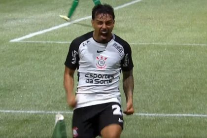Matheus Bidu vibra ao marcar o primeiro gol do Corinthians (Imagem: GE/YouTube/Reprodução)