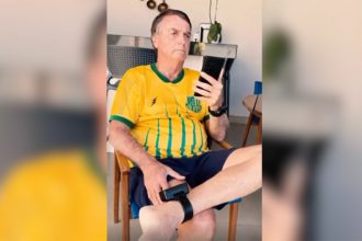 Ex-presidente Jair Bolsonaro em vídeo no qual participou por telefone de ato no Rio de Janeiro (Imagem: X Twitter/Reprodução)
