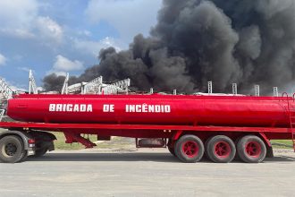 Bombeiros usam reservas de água de fábricas próximas para abastecer veículos (Foto: Feifiane Ramos/AM ATUAL)