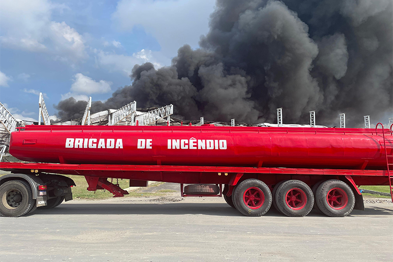 Bombeiros usam reservas de água de fábricas próximas para abastecer veículos (Foto: Feifiane Ramos/AM ATUAL)