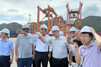 Ministro Waldez Góes com executivos chineses no porto de Gaolan: integração entre China e Brasil (Foto: Bia Reis/MIDR)