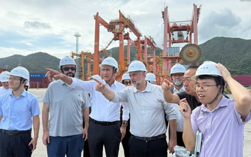Ministro Waldez Góes com executivos chineses no porto de Gaolan: integração entre China e Brasil (Foto: Bia Reis/MIDR)